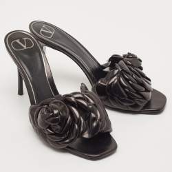 مملوكة مسبقًا Valentino Black Leather Atelier 03 Rose Edition Slide Sandals Size 39