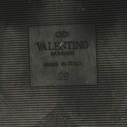 مملوكة مسبقًا صندل فالتنيو رومان ستد جلد بيج مسطح مقاس 39.5