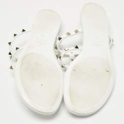 مملوكة مسبقًا Valentino White Rubber Rockstud Thong Flats Size 39
