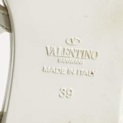 مملوكة مسبقًا Valentino White Rubber Rockstud Thong Flats Size 39