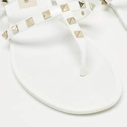 مملوكة مسبقًا Valentino White Rubber Rockstud Thong Flats Size 39