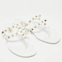 مملوكة مسبقًا Valentino White Rubber Rockstud Thong Flats Size 39