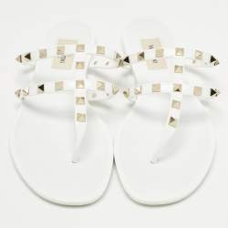 مملوكة مسبقًا Valentino White Rubber Rockstud Thong Flats Size 39