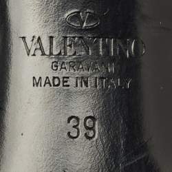 Pre Owned حذاء كعب عالي فالنتينو ربطة الكاحل مدبب المقدمة بحلية معدنية جلد أسود مقاس 39