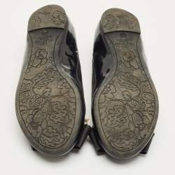 Pre Owned حذاء باليه مقدمة مدببة فالنتينو جلد أسود شعار V مقاس 39.5