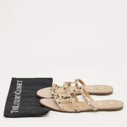 مملوكة مسبقًا Valentino Beige Leather Rockstud Flat Slide Sandals Size 39