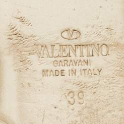 مملوكة مسبقًا Valentino Beige Leather Rockstud Flat Slide Sandals Size 39