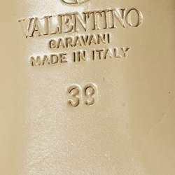 مملوكة مسبقًا حذاء كعب عالي فالنتينو جلد لامع وأسود/بيج دورسي بحزام خلفي مقاس 39