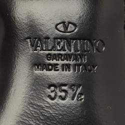 Pre Owned صندل فالنتينو سير كاحل جلد أسود مزين بالثعبان مقاس 35.5