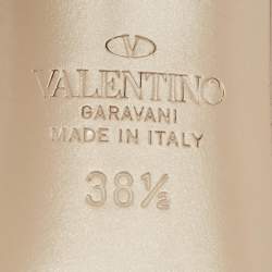 Pre Owned حذاء كعب عالي فالنتينو حزام عند الكاحل جلد لامع وأزرق بيج مزين بالمسامير مقاس 38.5