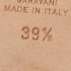 مملوكة مسبقًا حذاء باليرينا فلات فالنتينو تان-جو جلد لامع أسود بحزام للكاحل مقاس 39.5