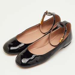 مملوكة مسبقًا حذاء باليرينا فلات فالنتينو تان-جو جلد لامع أسود بحزام للكاحل مقاس 39.5