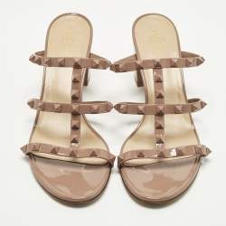 مملوكة مسبقًا صندل فالنتينو روكستد جلد بيج مفتوح من الخلف مقاس 37