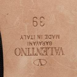 مملوكة مسبقًا صندل فالنتينو روكستد جلد أسود بحزام للكاحل مقاس 39