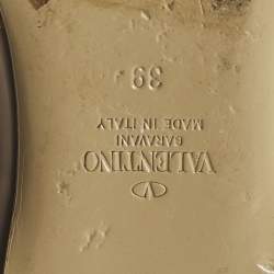 مملوكة مسبقًا حذاء باليرينا فلات فالنتينو جلد كريمي مرصع روكستد سير كاحل مقاس 37.5