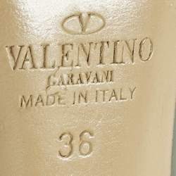 مملوكة مسبقًا Valentino Rockstud Size 36 Beige/Light Blue Leather and Patent Leather Pumps