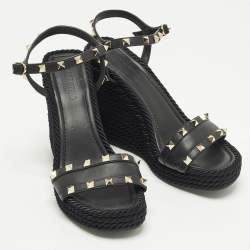 مملوكة مسبقًا Valentino Rockstud Torchon Black Leather Platform Wedge Sandals 39