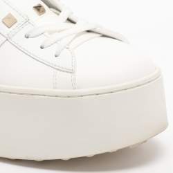مملوكة مسبقًا Valentino Rockstud Untitled Size 39 White Leather Low Top Sneakers