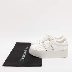 مملوكة مسبقًا Valentino Rockstud Untitled Size 39 White Leather Low Top Sneakers