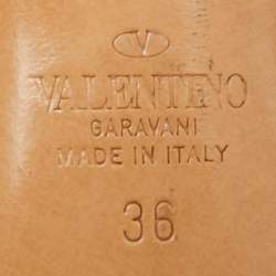 مملوكة مسبقًا صندل فالنتينو روكستاد جلد لامع وردي مقاس 40