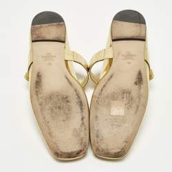 Pre Owned حذاء باليرينا فلات فالينتينو ماريا-جيمز جلد ذهبي وجلد لامع شعار V مقاس 40