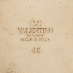 Pre Owned حذاء باليرينا فلات فالينتينو ماريا-جيمز جلد ذهبي وجلد لامع شعار V مقاس 40