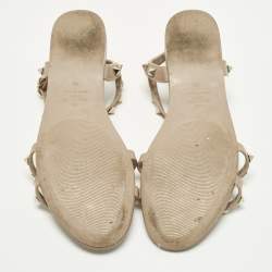 مملوكة مسبقًا صندل فالنتينو مطاطي بيج سير كاحل مسطح مرصع روكستد مقاس 38