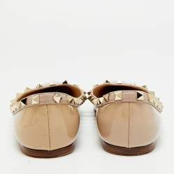 Pre Owned حذاء باليرينا فلات فالنتينو مقدمة مدببة روكستد جلد لامع بيج مقاس 38