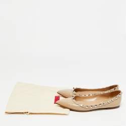 Pre Owned حذاء باليرينا فلات فالنتينو مقدمة مدببة روكستد جلد لامع بيج مقاس 38