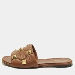 مملوكة مسبقًا Valentino Roman Stud Size 38 Brown Leather Flat Sandals