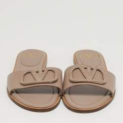 مملوكة مسبقًا صندل فالتنينو هروب شعار V جلد بيج مسطح مقاس 38