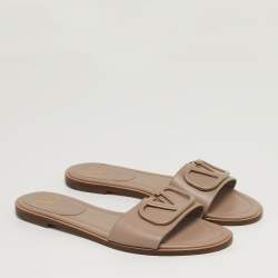 مملوكة مسبقًا صندل فالتنينو هروب شعار V جلد بيج مسطح مقاس 38