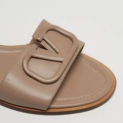 مملوكة مسبقًا صندل فالتنينو هروب شعار V جلد بيج مسطح مقاس 38