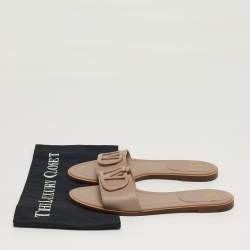 مملوكة مسبقًا صندل فالتنينو هروب شعار V جلد بيج مسطح مقاس 38