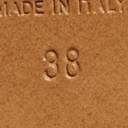 مملوكة مسبقًا صندل فالتنينو هروب شعار V جلد بيج مسطح مقاس 38