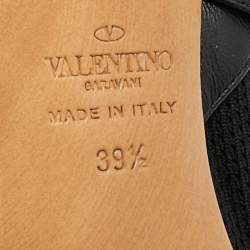 مملوكة مسبقًا حذاء بوت فالتينينو نسيج محبوك وجلد أسود طول الكاحل بحلي معدنية مقاس 39