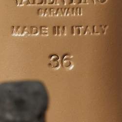 مملوكة مسبقًا حذاء كعب عالي فالنتينو طراز دورساي مزين فيونكة مزخرفة كريستال مقدمة مفتوحة ساتان أحمر مقاس 38