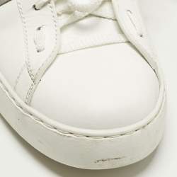 مملوكة مسبقًا حذاء رياضي فالنتينو روكستد اندركفر اديشن جلد أبيض/فضي منخفض من أعلى مقاس 39