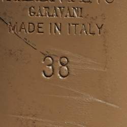 مملوكة مسبقًا حذاء كعب عالي فالنتينو جلد براءات اختراع أصفر / بيج برباط للكاحل مرصع روكستد مقاس 37