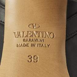 مملوكة مسبقًا حذاء بوت كاحل فالنتينو روكستد جلد لامع أسود مقاس 39