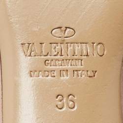 مملوكة مسبقًا حذاء كعب عالي فالنتينو جلد وردي فاتح مرصع بإبزيم عند الكاحل مقاس 38.5