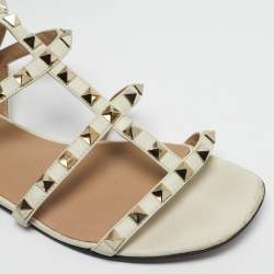 Pre Owned صندل فالنتينو مطاطي بيج سير كاحل مسطح مرصع روكستد مقاس 38