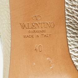 Pre Owned حذاء كعب عالي فالنتينو مقدمة مدببة روكستد جلد ذهبي معدني مقاس 38