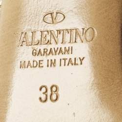 Pre Owned حذاء كعب عالي فالنتينو روكستود جلد بيج بحزام للكاحل مقاس 39.5