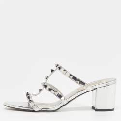 مملوكة مسبقًا Valentino Rockstud Size 37.5 Silver Leather Slide Sandals