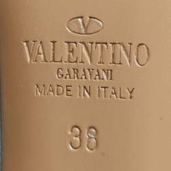 مملوكة مسبقًا حذاء كعب عالي فالنتينو جلد وردي مزين مسامير قفصي مقاس 40