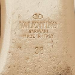 Pre Owned حذاء سلايد فالنتينو رومان جلد كريمي مقاس 38