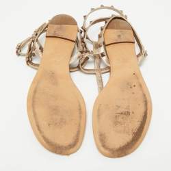 Pre Owned صندل فلات سير تي روكستد جلد ذهبي فالنتينو مقاس 41