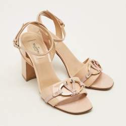 مملوكة مسبقًا صندل فالنتينو جلد بني فاتح بالشعار حزام للكاحل مقاس 38