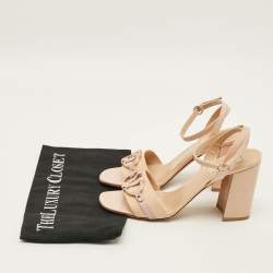 مملوكة مسبقًا صندل فالنتينو جلد بني فاتح بالشعار حزام للكاحل مقاس 38